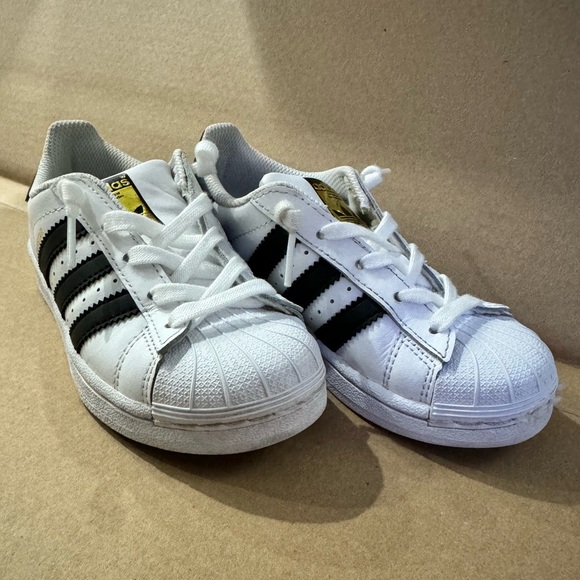 Adidas Superstar size 11 kids - Picture 5 of 6